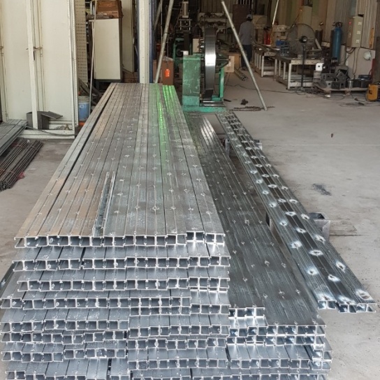 Thanh Unistrut 82*41*2.5*6000